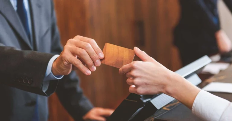 Hotel reception training - Professional front desk expert in action