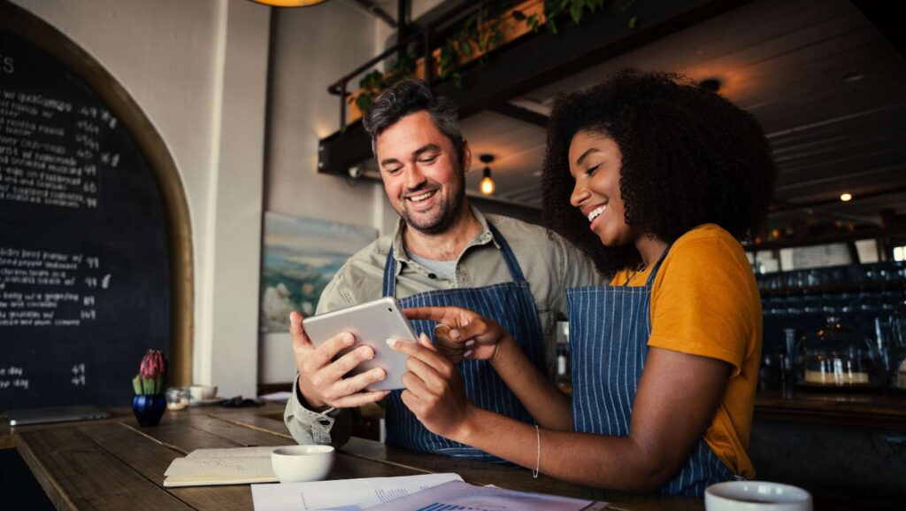 Formation management en restauration - Manager dirigeant un briefing d'équipe restaurant