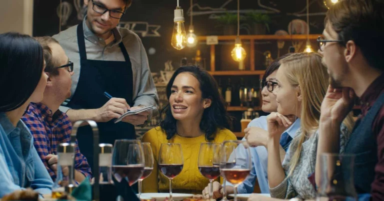 Restaurant service training - Professional service expert in action