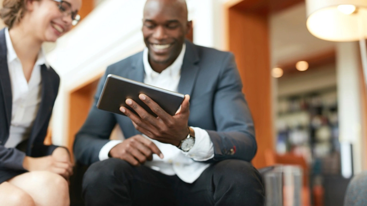 Photo of a mentor guiding a hospitality trainee, illustrating the Tutoreca blog article about transferable skills in the hotel industry.